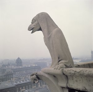 Gargoyle sulla balaustra della Grande Galerie, replica di un originale del XII secolo